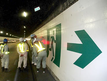 NEXCO九州自動車道 福智山トンネル内装板改良工事テスト施工後追跡調査